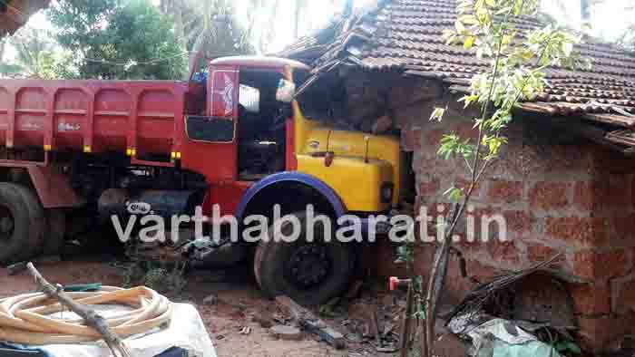 ತೊಕ್ಕೊಟ್ಟು: ಮನೆಯೊಳಗೆ ನುಗ್ಗಿದ ಲಾರಿ; ಮಹಿಳೆಗೆ ಗಾಯ